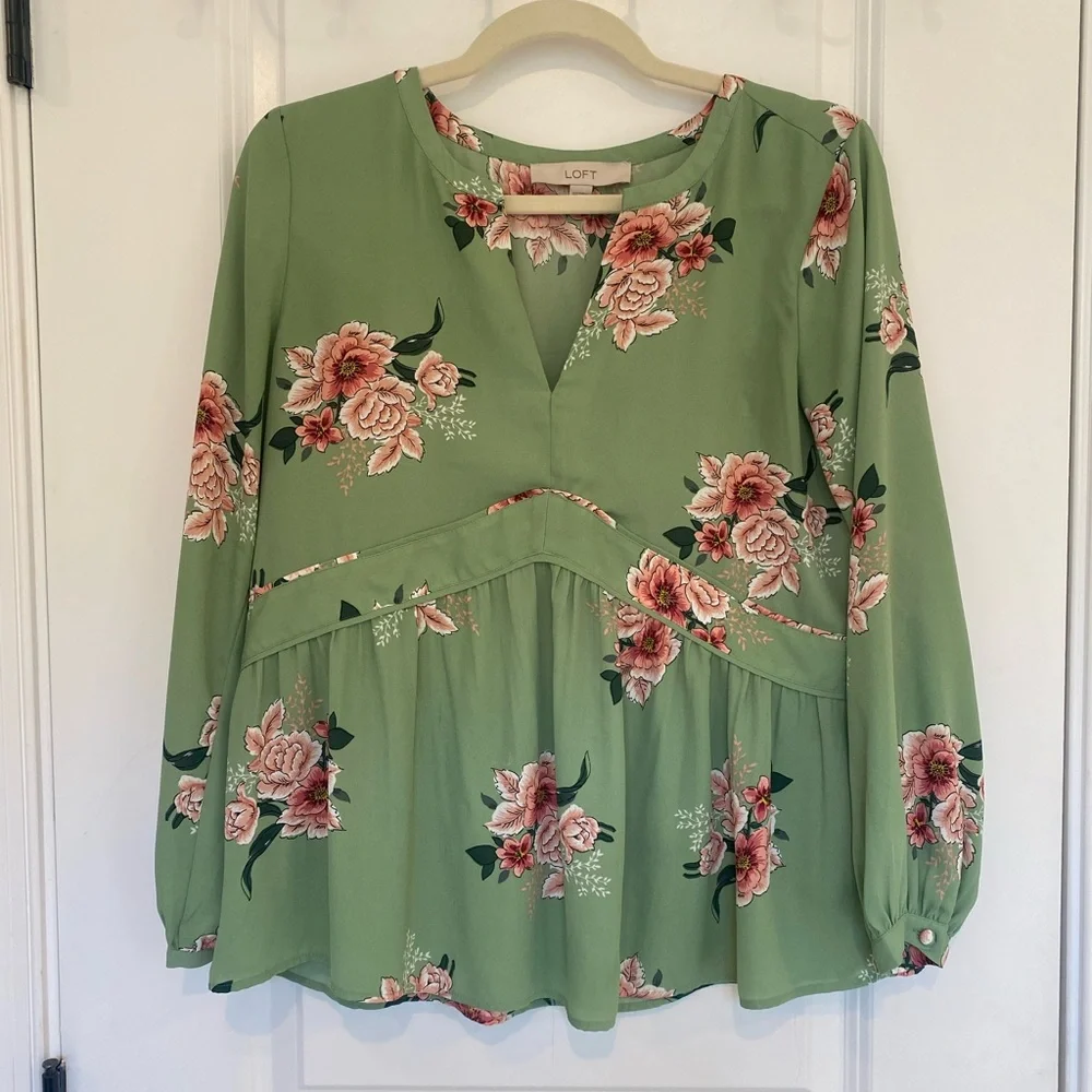 LOFT Sage Green Floral V-Neck Blouse XS - Picture 2 of 9